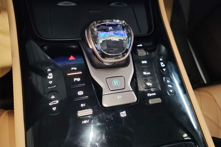 Used Denza D9 2022 DM-i 970 Four-Wheel Drive Flagship Model
