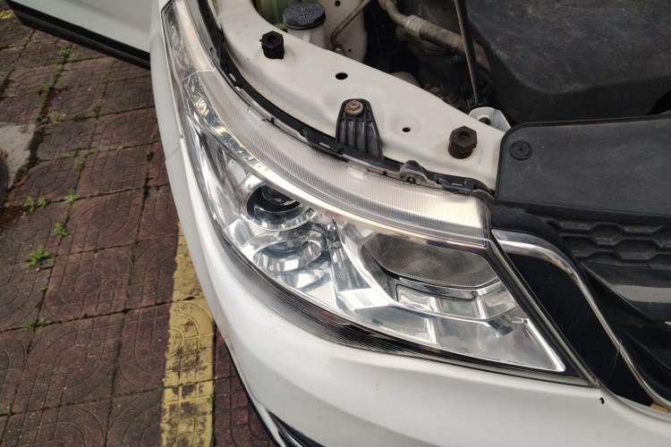 Used Baojun 730 2016 1.8L iAMT Luxury Model 7 Seats Right Front Headlight