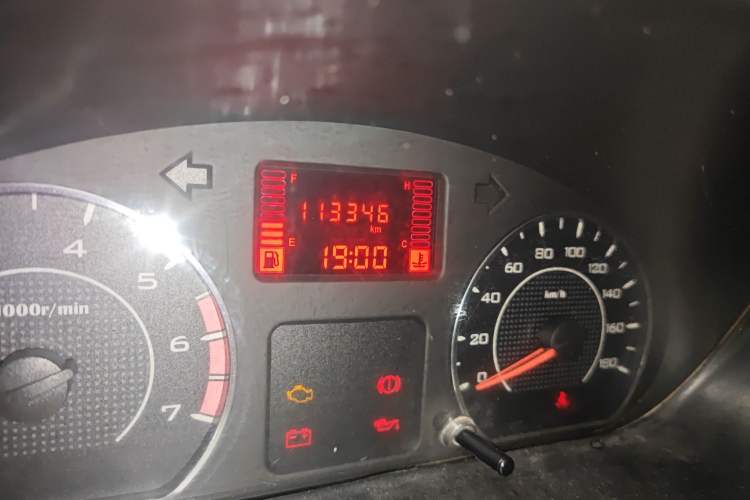 Used Wuling Rongguang V 2016 1.2L Practical Model Non-Power-Assisted Odometer Close Up