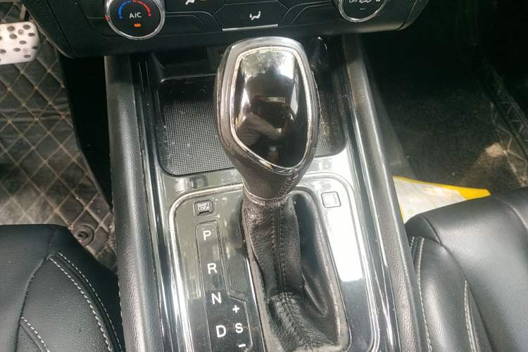 Used Dongfeng Fengon 580 2016 Revised Version 1.5T CVT Luxury Edition Gear Lever