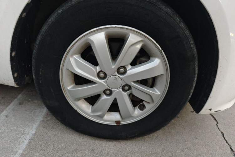 Used Kia K2 2015 Sedan 1.4L Automatic GLS Right Front Wheel Hub