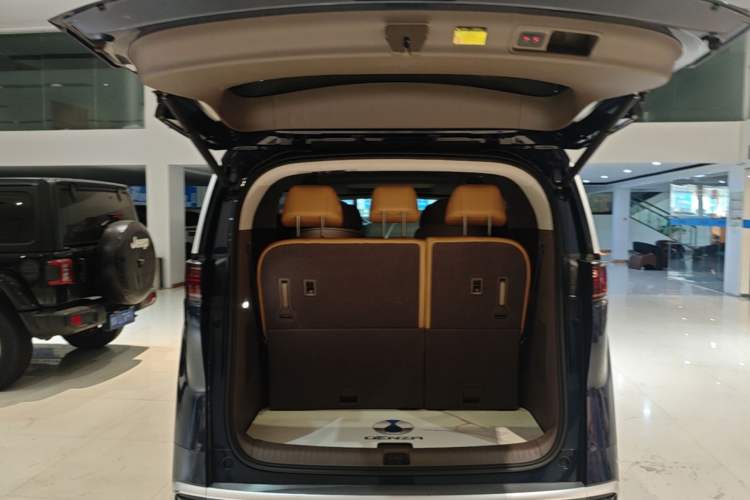 Used Denza D9 2022 DM-i 970 Four-Wheel Drive Flagship Model Trunk