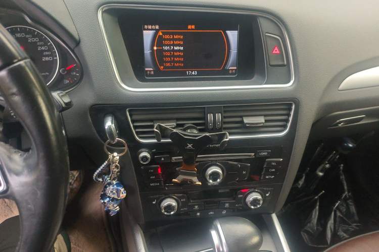 Used Audi Q5 2015 40 TFSI Technology Edition Audio And AC Panel