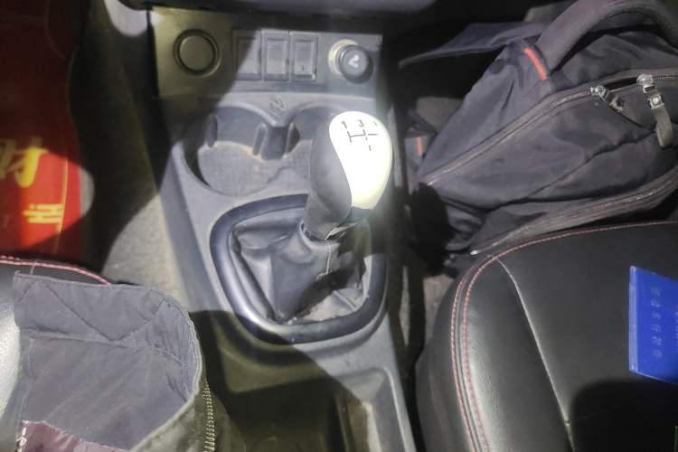 Used Dongfeng Fengon 330 2014 1.5L Manual Utility Version DK15 Gear Lever