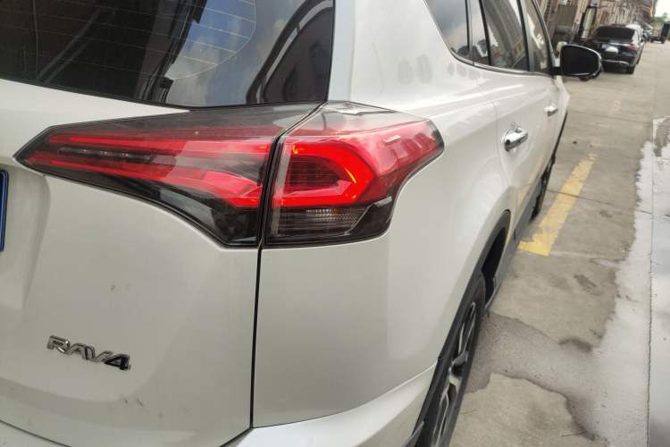 Used Toyota RAV4 2019 2.0L CVT Two-Wheel Drive Luxury Version China VI Standard Right Rear Taillight