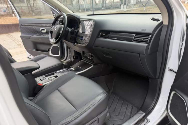 Used Mitsubishi Outlander 2019 2.0L Two-Wheel Drive Comfort Edition 7 Seats China V Emission Standard