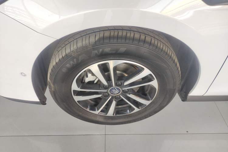 Used BYD Qin PLUS 2025 DM-i Smart Drive 120KM Superior Model Left Front Wheel Hub