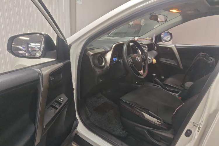 Used Toyota RAV4 2015 2.0L CVT Two-Wheel Drive Fashion Edition