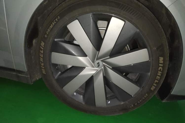 Used Li Auto i6 2025 Model Four-Wheel-Drive Standard Type
