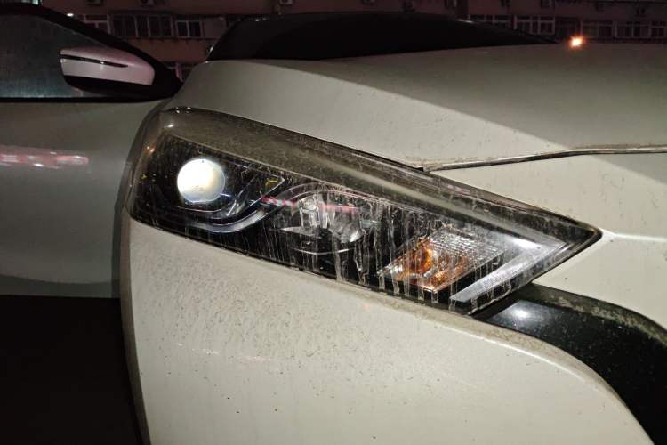 Used Nissan Lannia 2016 1.6L Manual Cool Edition Right Front Headlight