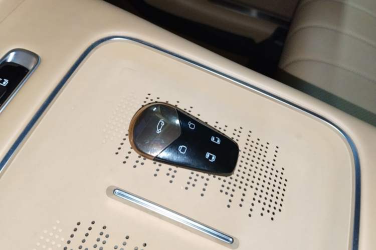 Used VOYAH Dream 2025 PHEV Four-Wheel Drive Excellence Kunpeng Edition Interior 1