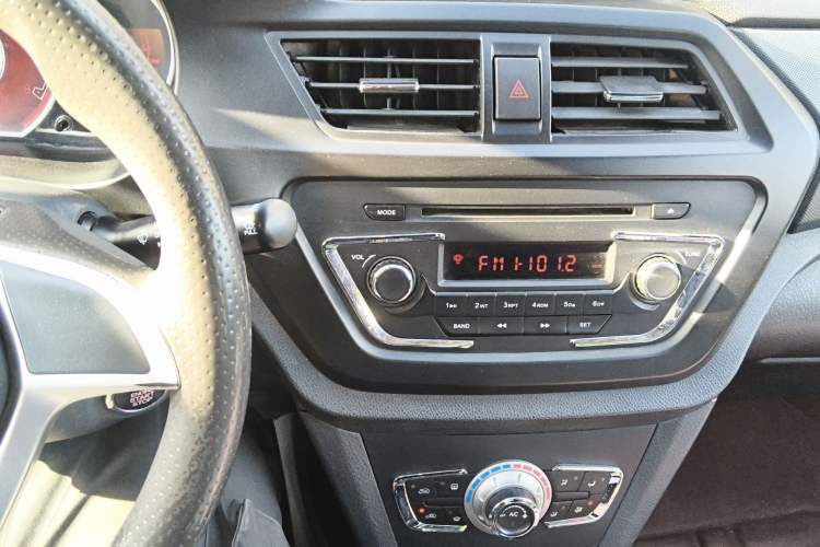 Used Lifan Auto X50 2014 1.5L CVT Elite Version Audio And AC Panel
