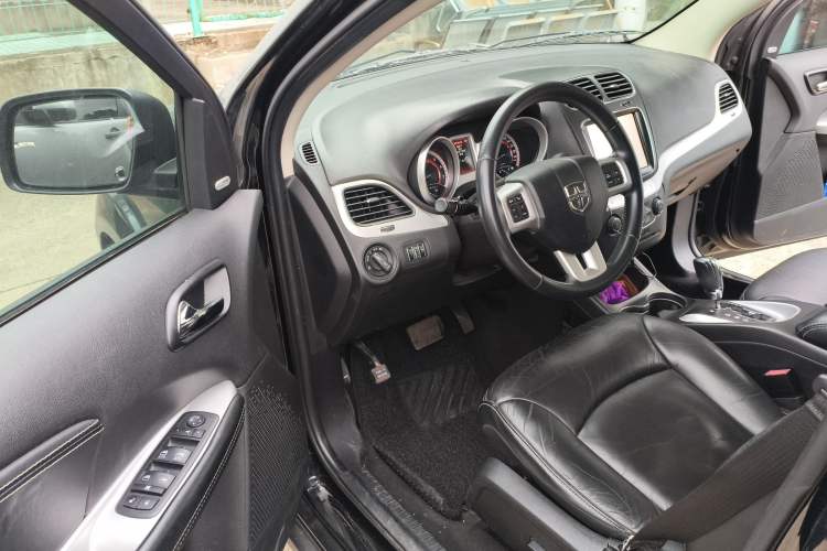 Used Dodge Journey 2013 2.4L Two-Wheel Drive Luxury Version
