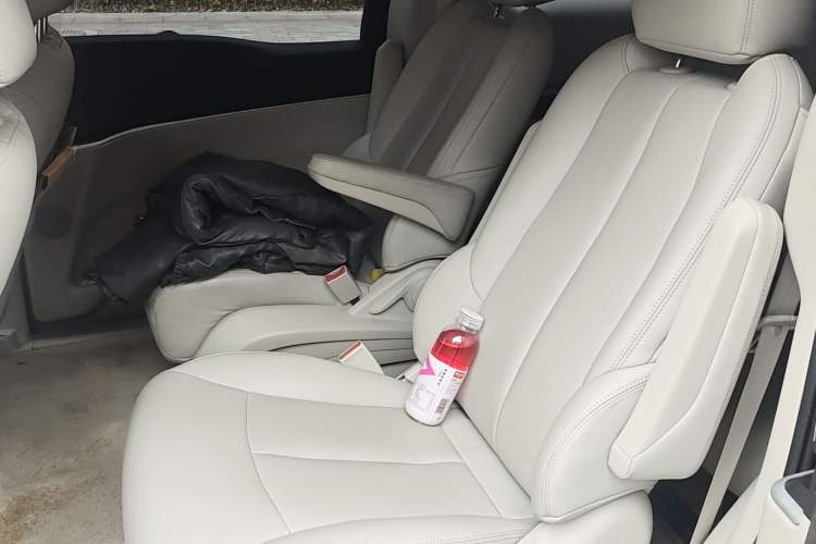 Used Buick GL8 2023 Land Executive Class Comfort Model
