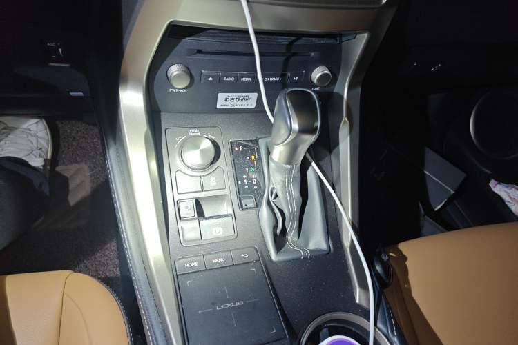 Used Lexus NX 2020 300h Front-Drive FENGSHANG Version China VI Standard Gear Lever