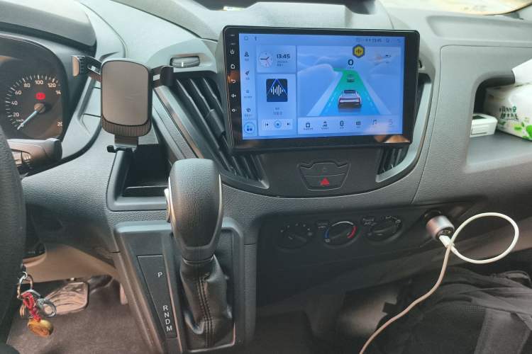 Used Ford Transit 2022 2.0T Gasoline Multi-Purpose Commercial Vehicle Mid-Drive Low-Roof Design with Dual Rear Doors Meeting China VI Emission Standards
