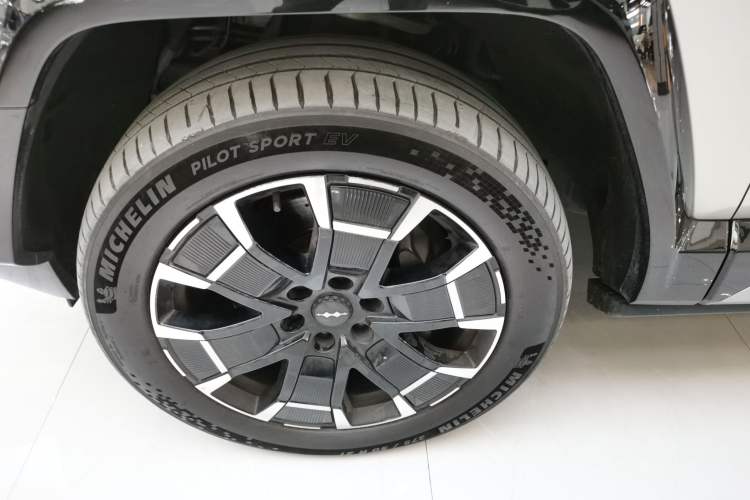 Used Formula Leopard 8 2025 Smart & Brave Flagship Edition 7 Seats