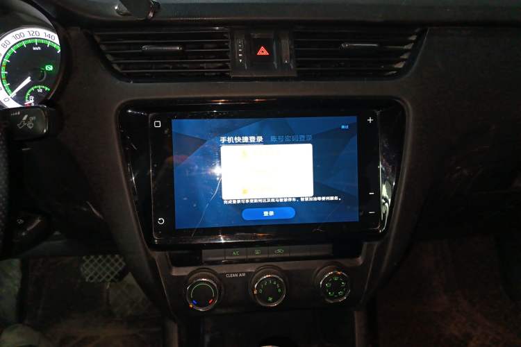 Used Skoda Octavia 2022 1.5L Automatic Comfort Edition Audio And AC Panel