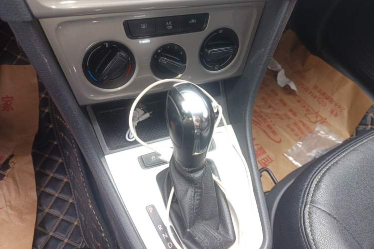 Used Volkswagen Lavida 2015 1.6L Automatic Fashion Edition Gear Lever