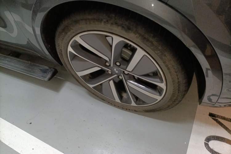 Used Li Auto L9 2022 Max model Right Front Wheel Hub