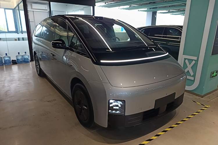 Used Li Auto MEGA 2025 Ultra Smart Refreshed Edition
