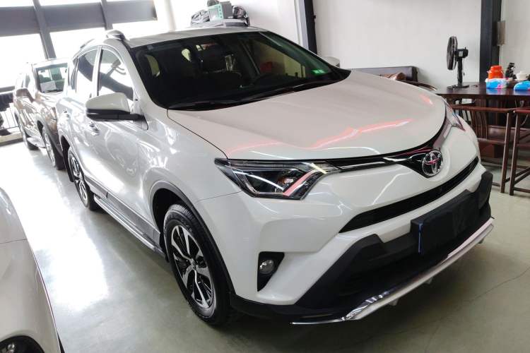 Used Toyota RAV4 2016 2.0L CVT Two-Wheel Drive Fashion Edition China V Standard
