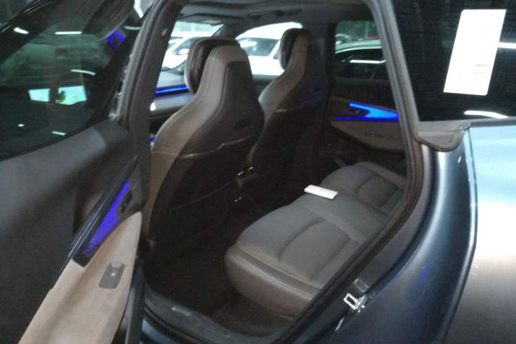 Used Lynk & Co 08 EM-P 2025 220 km All-Wheel-Drive Performance Halo