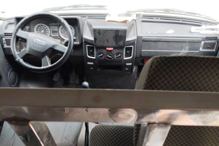 Used Iveco Daily 2021 2.5T A35 M1 Passenger Van 5-9 Seater Short Wheelbase Mid-Roof Design Dual Tires Manual Doors Center Console