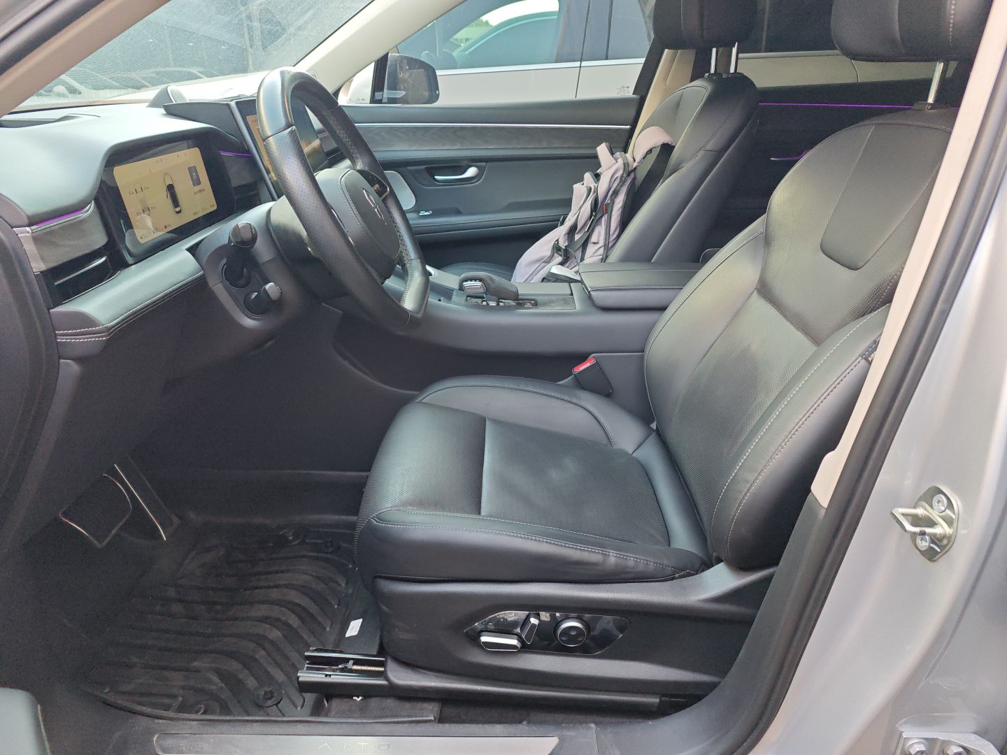 Переднее сиденье в автомобиле