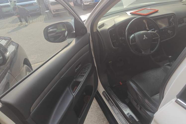 Used Mitsubishi Outlander 2013 2.4L Four-Wheel Drive Luxury Navigation Version 7 Seats
