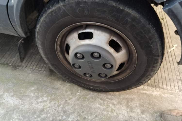 Used Iveco Daily 2023 2.5T A37M1 Multi-Purpose Passenger Vehicle Long Wheelbase Mid-Roof Design Dual Side Sliding Doors Automatic Transmission Right Front Wheel Hub