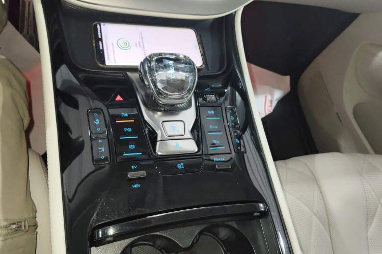 Used Denza D9 2025 DM-i Intelligent Drive 1020 Four-Wheel Drive Prestige Model Gear Lever