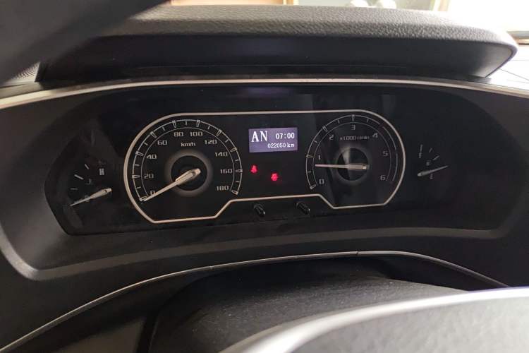 Used SAIC MAXUS Xintu V80 2023 2.0T Manual Classic Aoyuntong Short Wheelbase Mid-Roof 7/8/9-Seater Instrument Cluster