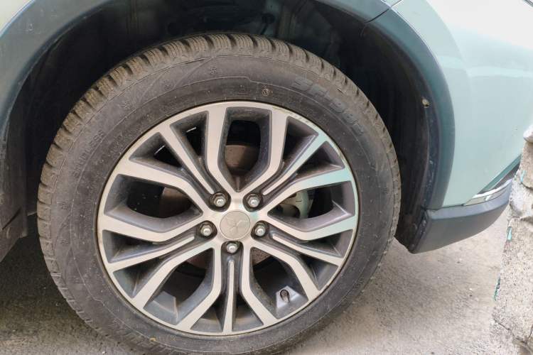 Used Mitsubishi Outlander 2018 2.0L Two-Wheel Drive Glory Edition 5 Seats Right Front Wheel Hub