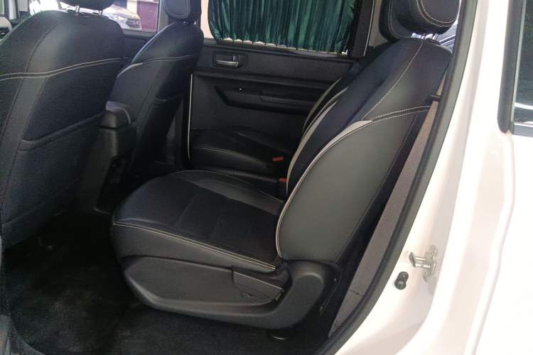 Used Wuling Hongguang PLUS 2020 1.5T Manual Commercial Vehicle 7 Seats Interior 4