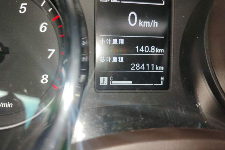 Used Baojun 730 2016 1.5T Manual Luxury Edition 7 Seats Odometer Close Up