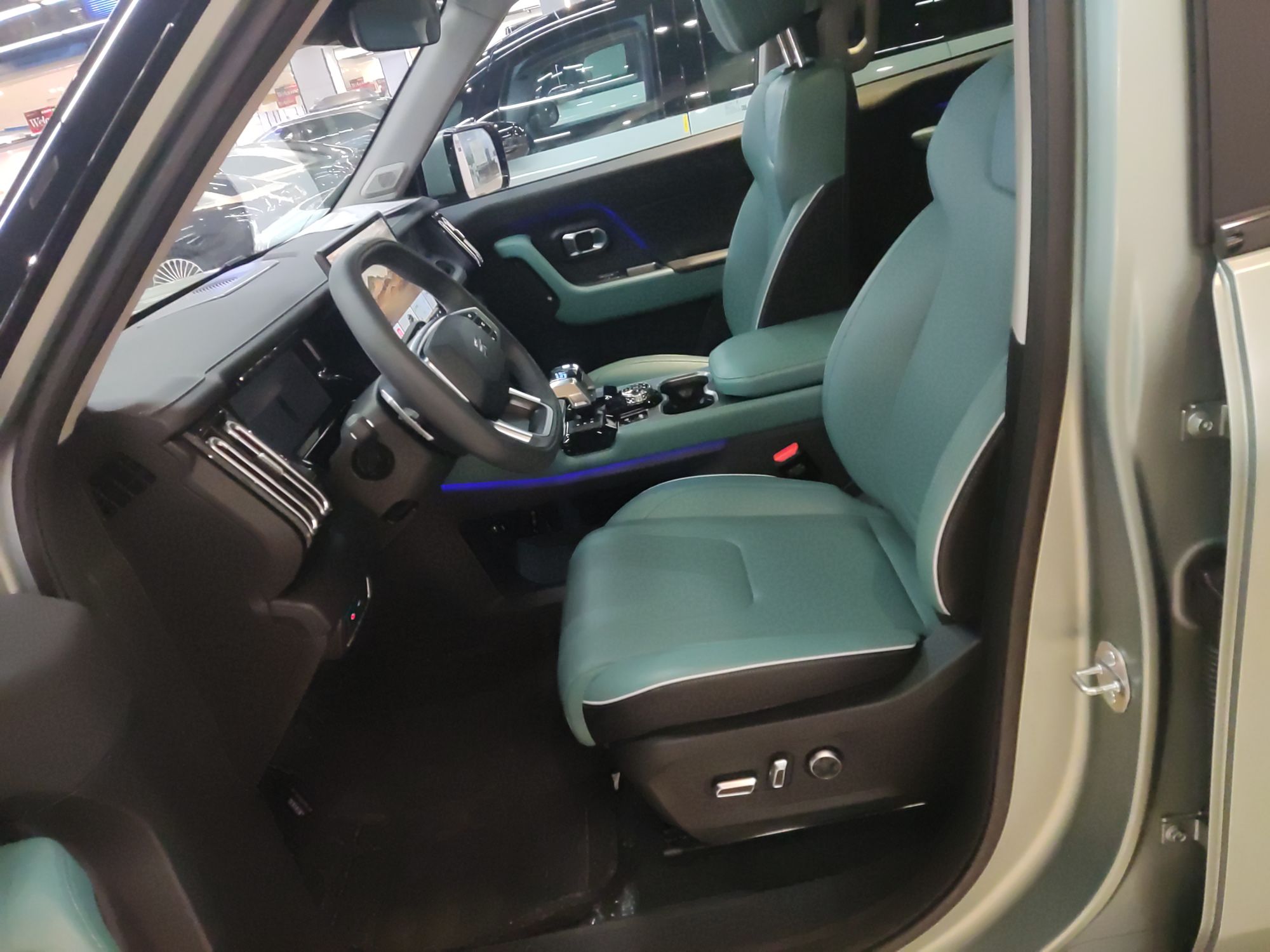 المقاعد الأمامية داخل السيارة