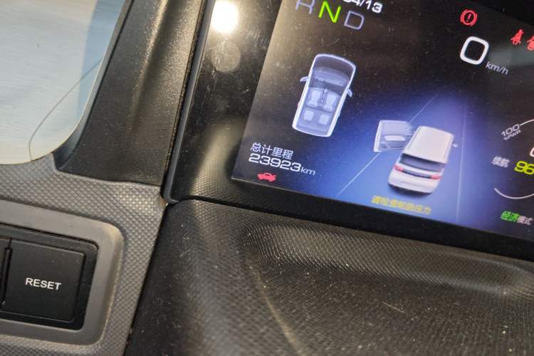 Used Wuling Hongguang MINIEV 2022 Macaron Fashion Model Lithium Iron Phosphate Odometer Close Up