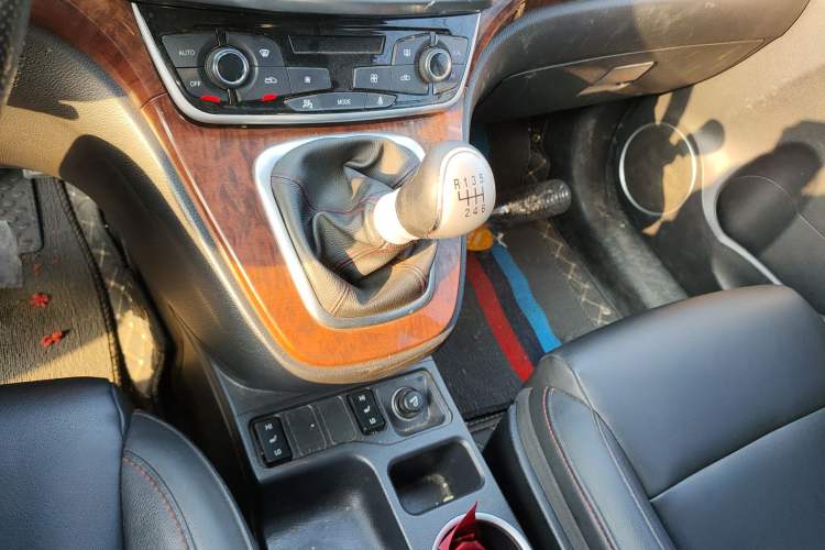 Used Haval H6 2015 Revised Version Sport Edition 1.5T Manual Transmission Two-Wheel Drive Elite Grade Gear Lever