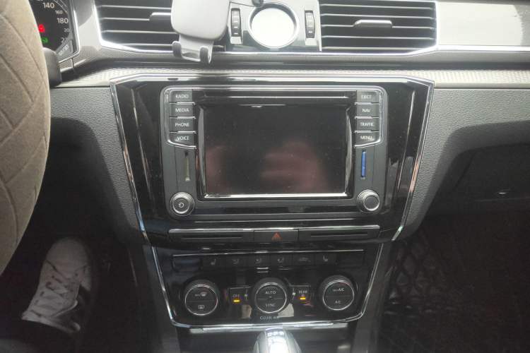 Used Volkswagen Passat 2016 330TSI DSG Luxury Edition Audio And AC Panel