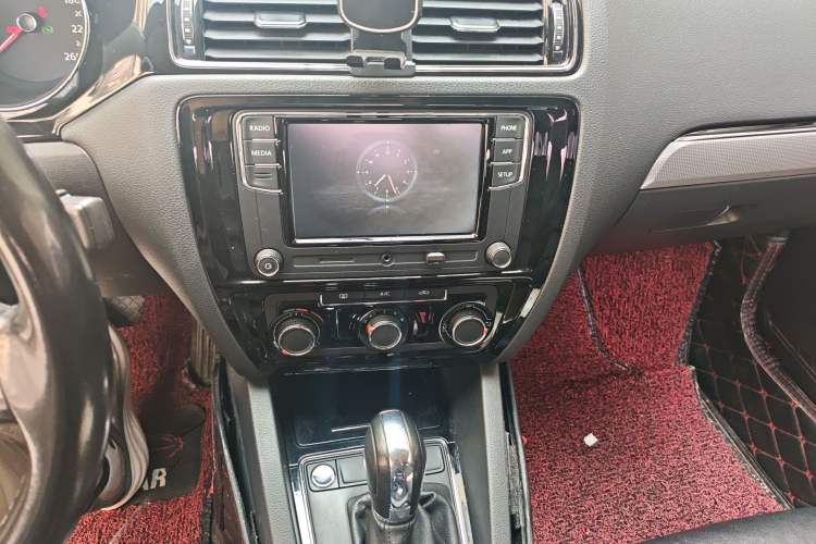 Used Volkswagen Sagitar 2018 1.6L Automatic Comfort Model Audio And AC Panel