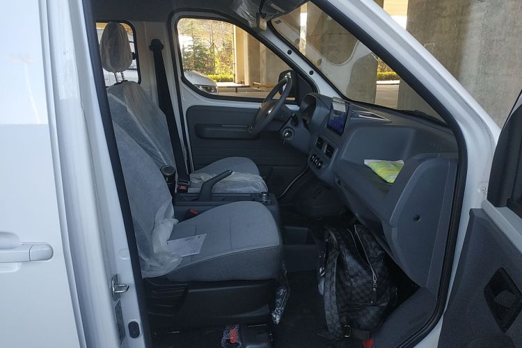 Used Wuling Yangguang 2024 300KM Comfort Version Passenger Van 75kW