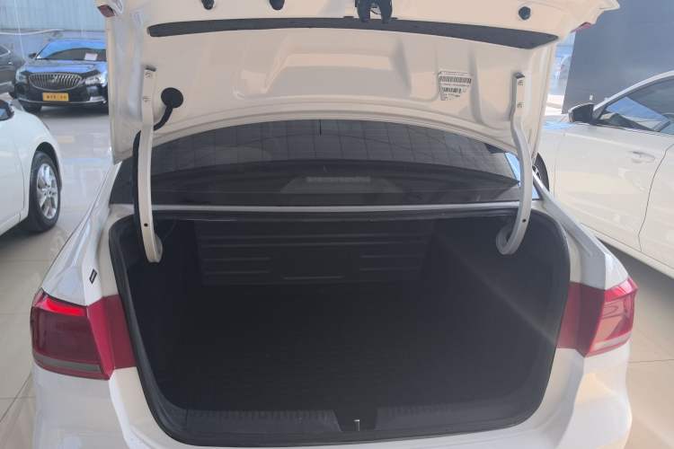 Used Volkswagen Santana 2015 1.6L Manual Comfort Edition Trunk