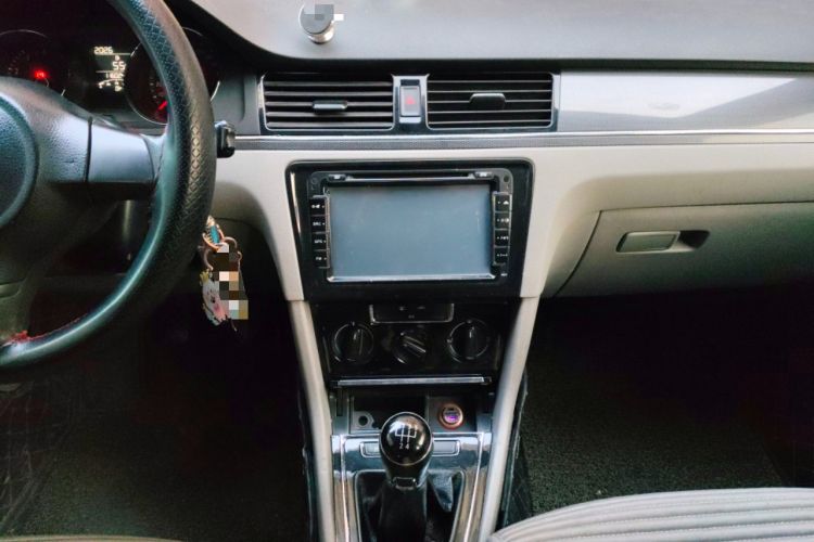 Used Volkswagen Bora 2013 1.6L Manual Fashion Edition Audio And AC Panel