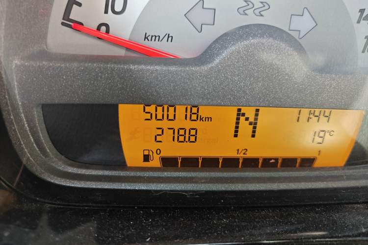 Used smart fortwo 2012 1.0 MHD Hardtop Comfort Edition Odometer Close Up