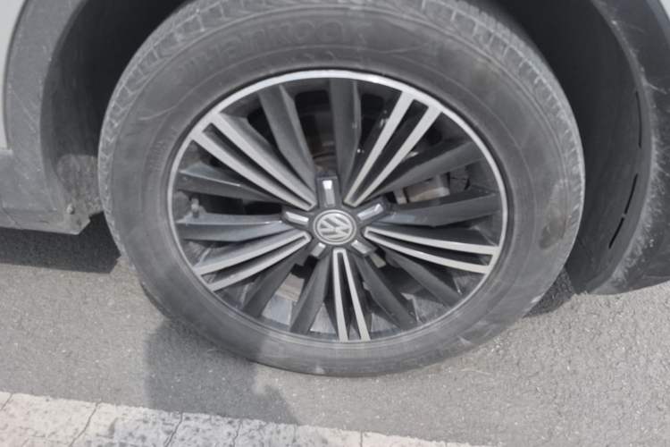 Used Volkswagen Tiguan L 2020 330TSI Automatic Two-Wheel Drive Panoramic Comfort Edition China VI Standard Right Front Wheel Hub