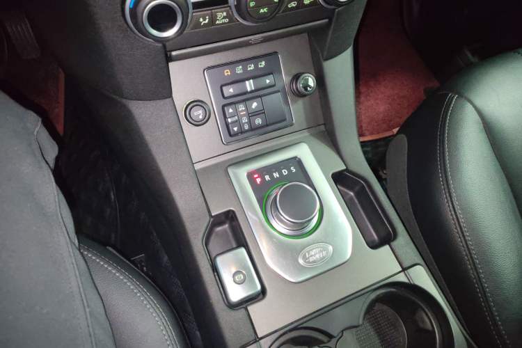 Used Land Rover Discovery 2015 3.0 SDV6 HSE Diesel Version Gear Lever