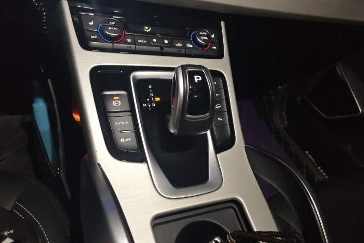 Used Geely Auto Emgrand X7 Sport 2020 1.8TD DCT Two-Wheel Drive Smart Connect 4G-Enabled Version Gear Lever