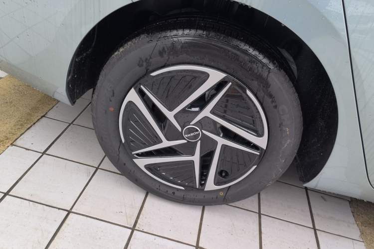 Used Roewe D6 2025 450 km Premium Edition Right Rear Wheel Hub