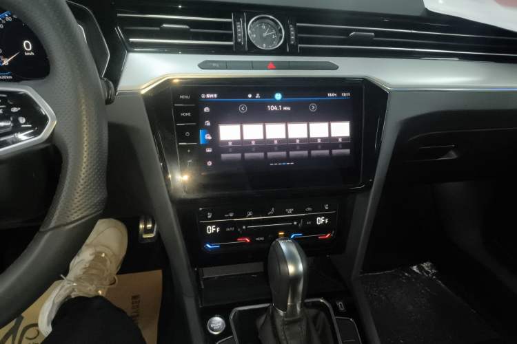 Used Volkswagen Magotan 2023 2 Million Units Commemorative Edition 330TSI DSG Luxury Version Audio And AC Panel